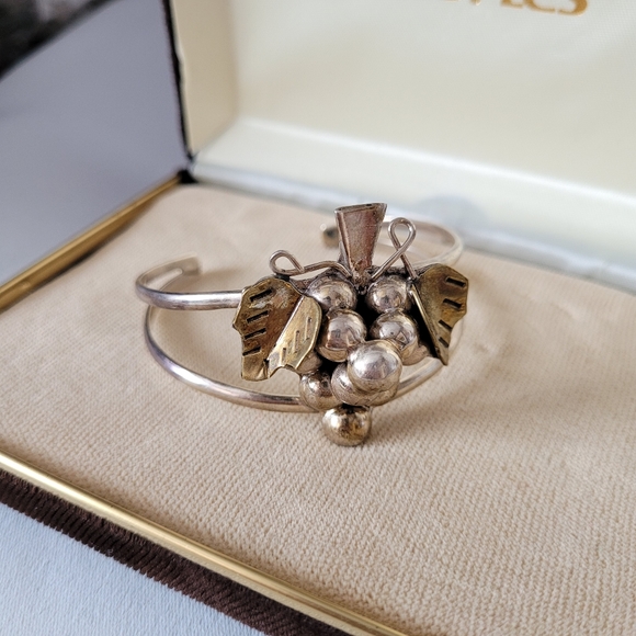 Vintage sterling silver Mexican grapes cluster cuff bracelet. Marked. Gift idea. - Picture 5 of 11